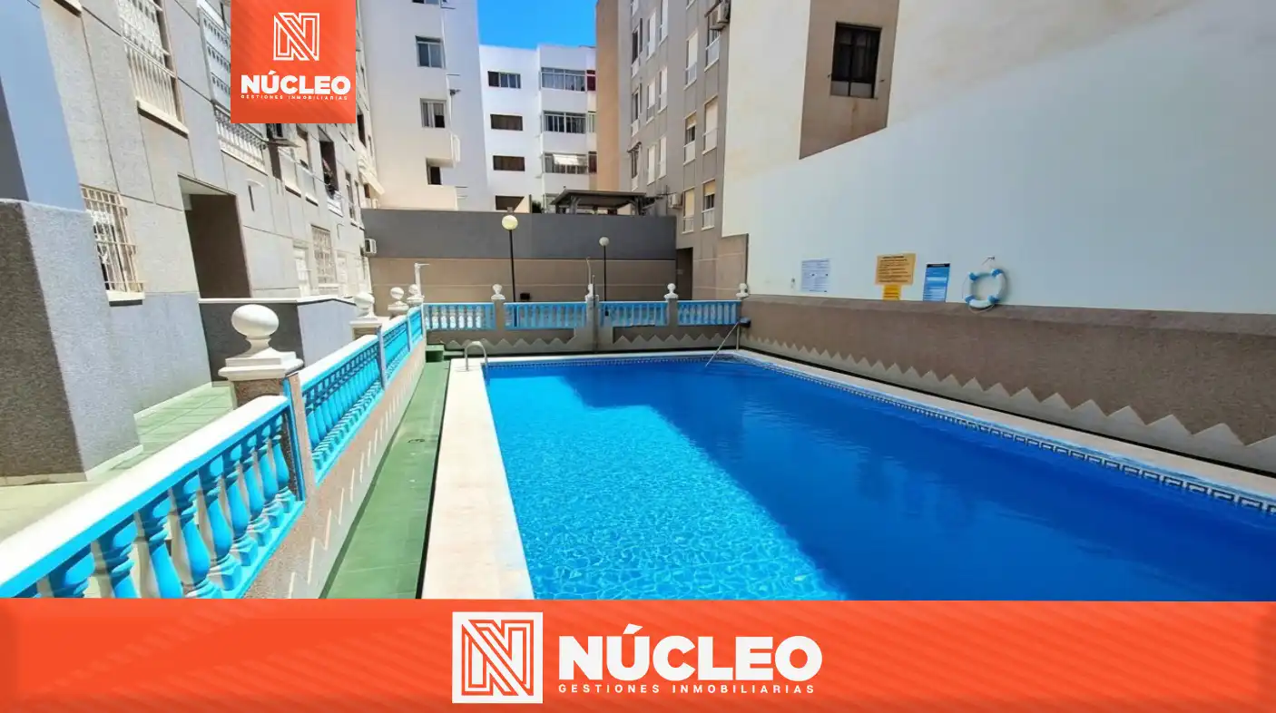 Piscina de Piso en venta en Torrevieja con Aire acondicionado, Terraza y Amueblado