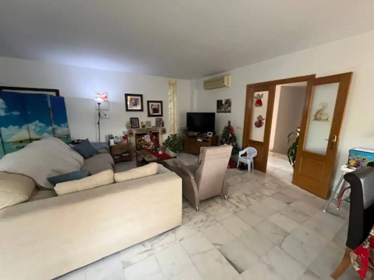 Wohnzimmer von Einfamilien-Reihenhaus zum Verkauf in Estepona mit Klimaanlage, Privatgarten und Parkett