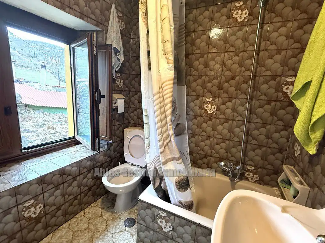 Badezimmer von Haus oder Chalet zum Verkauf in Quirós mit Heizung und Abstellraum