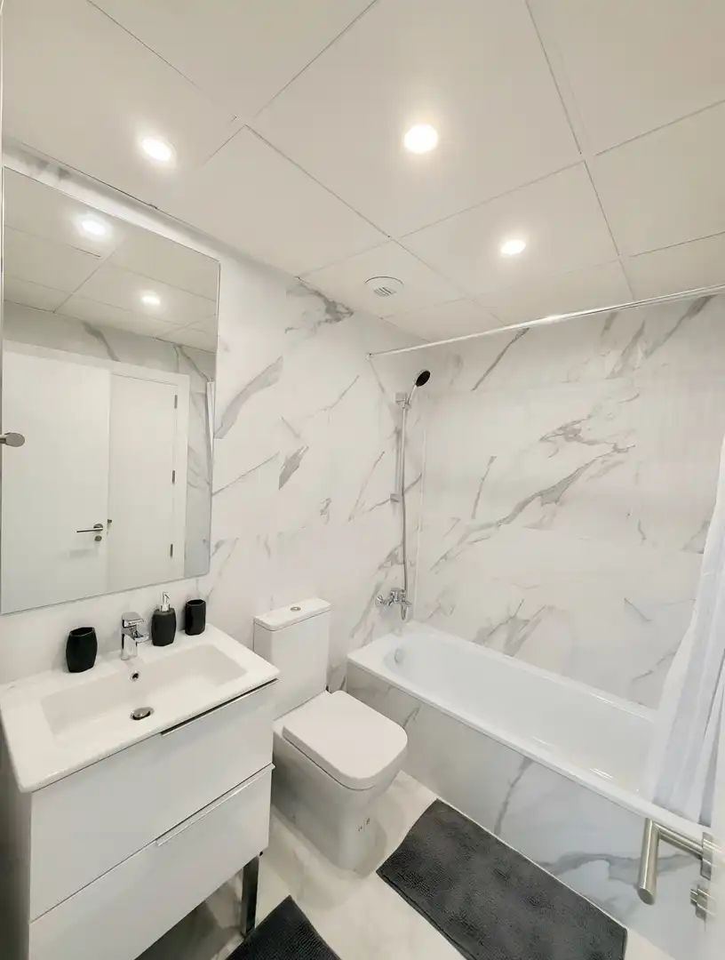 Baño de Apartamento de alquiler en Estepona con Aire acondicionado, Terraza y Piscina