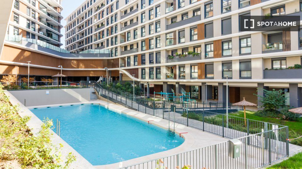 Swimming pool of Flat to rent in  Madrid Capital  with Air Conditioner, Heating and Furnished