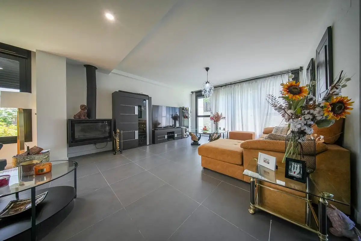 Sala d'estar de Casa o xalet en venda en Las Rozas de Madrid amb Aire condicionat, Calefacció i Jardí privat