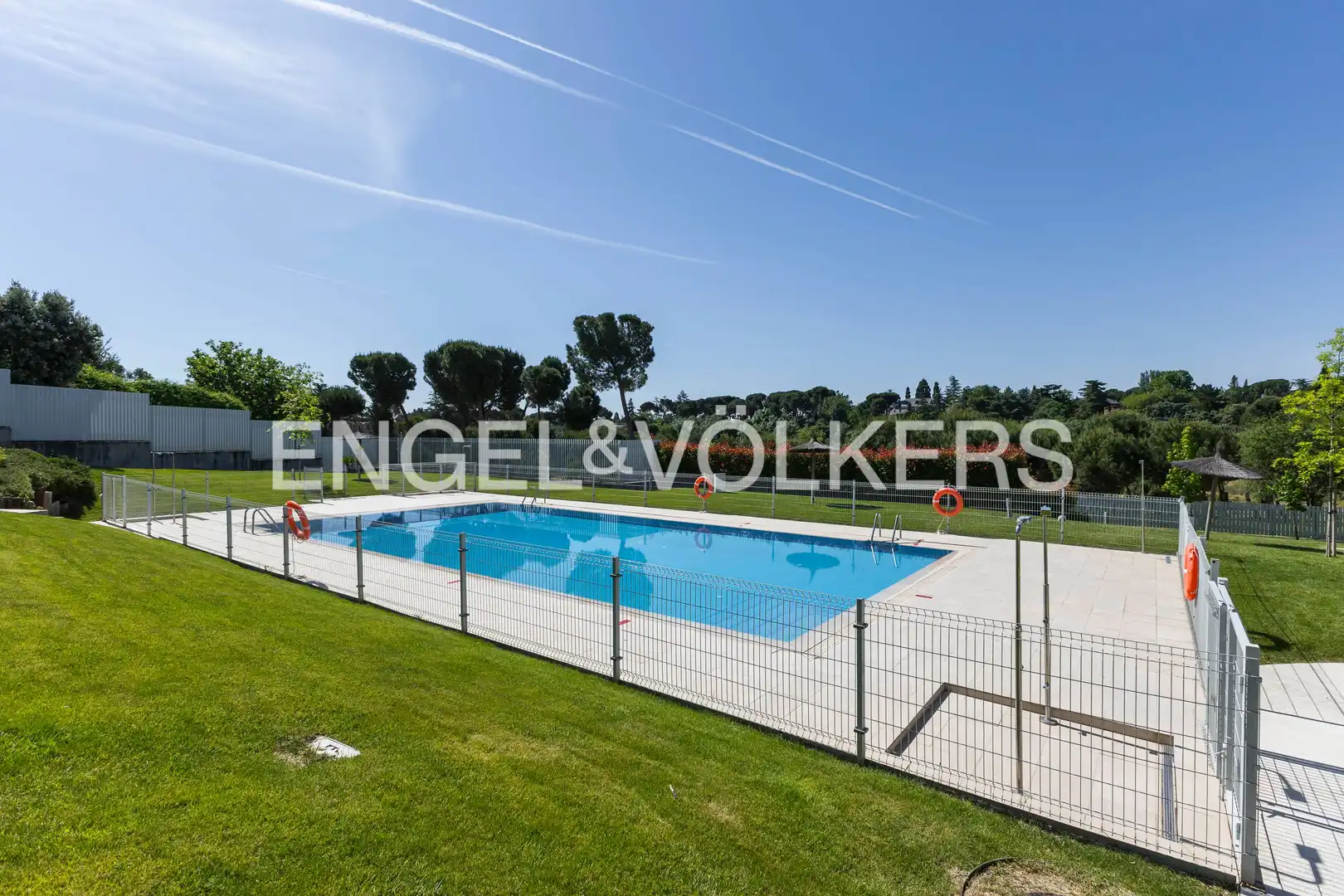 Piscina de Apartamento en venta en Pozuelo de Alarcón con Aire acondicionado, Calefacción y Jardín privado