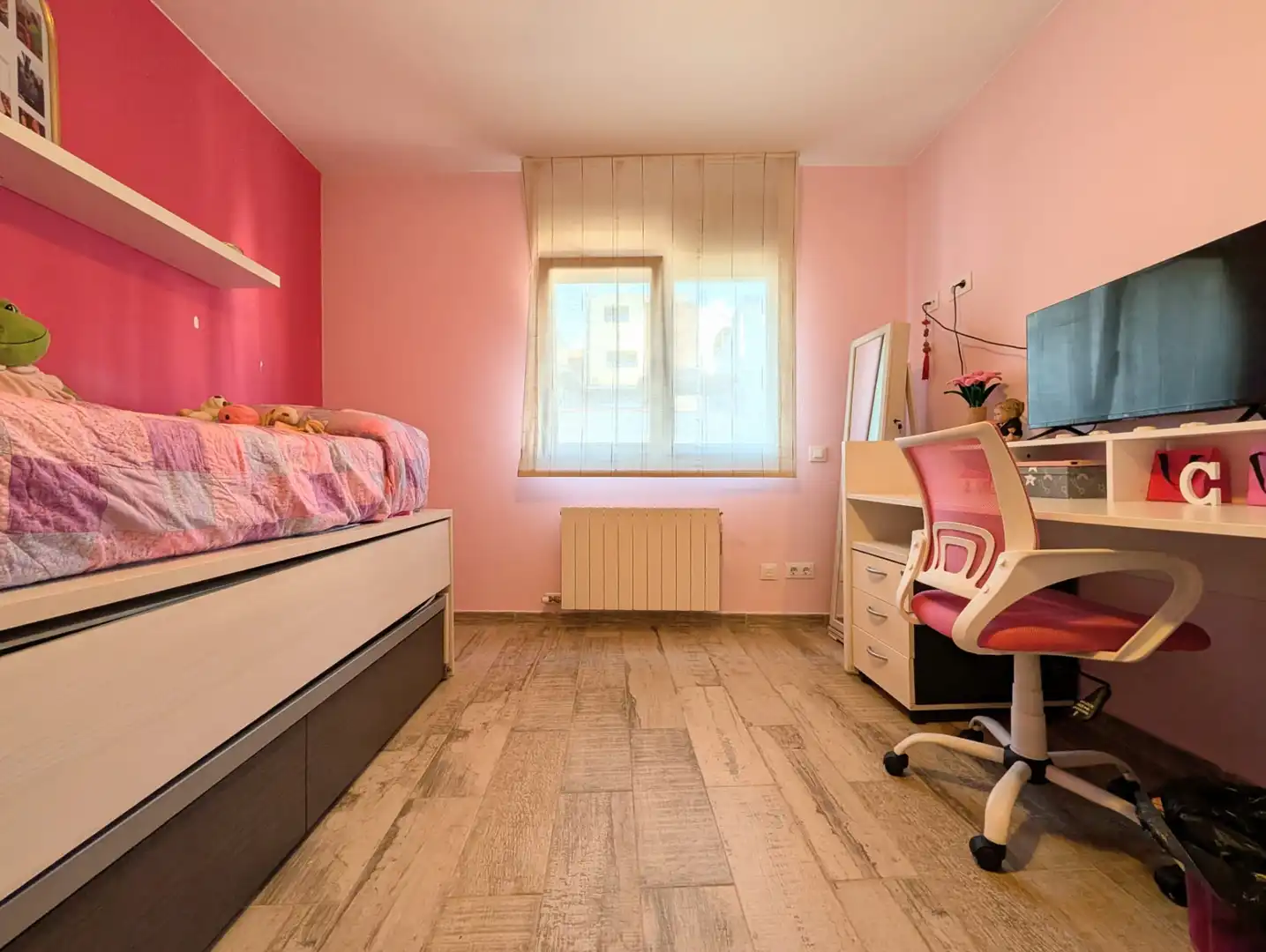 Habitación de Casa adosada en venta en Badalona con Parquet, Terraza y Trastero