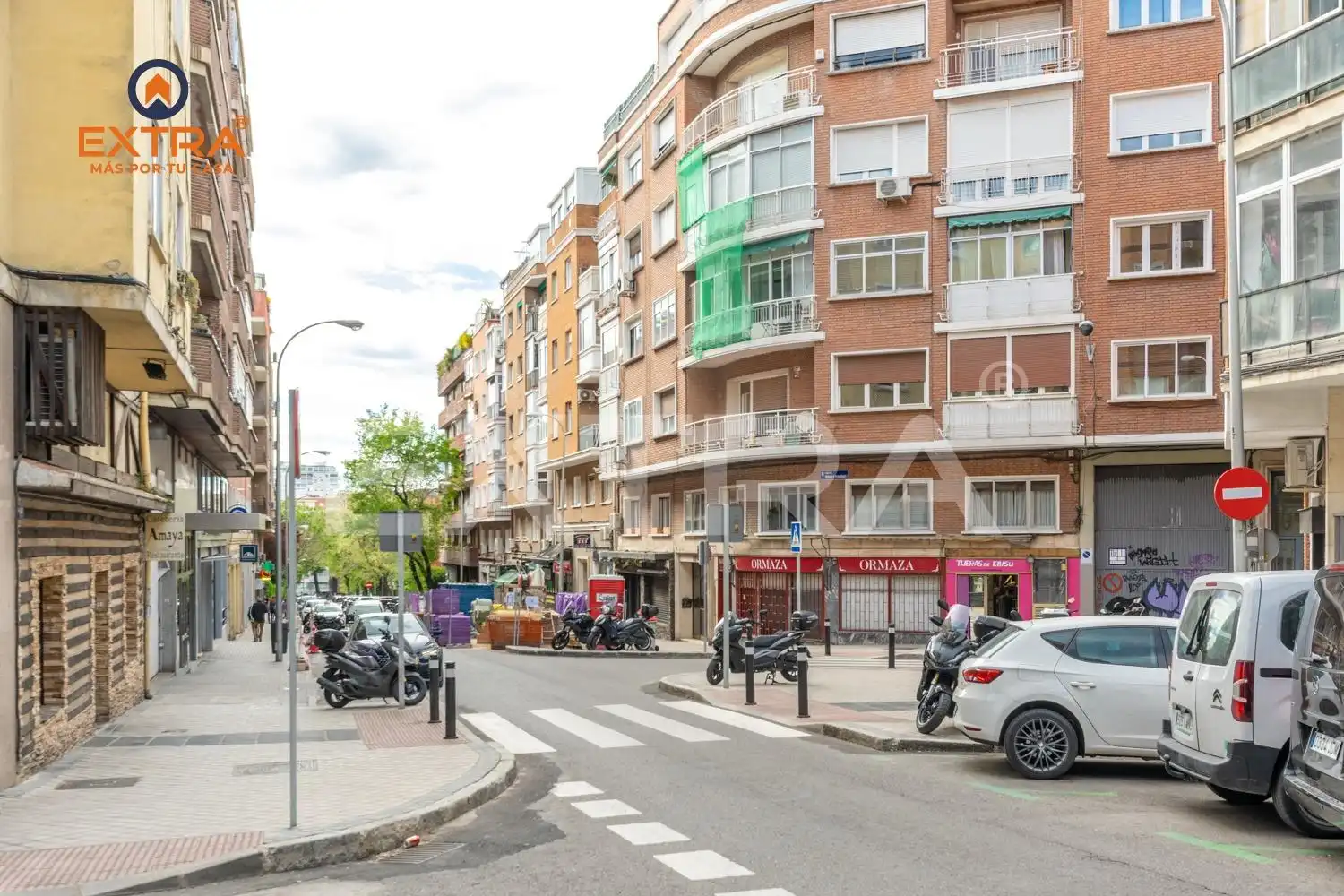 Vista exterior de Local en venda en Madrid amb Aire condicionat