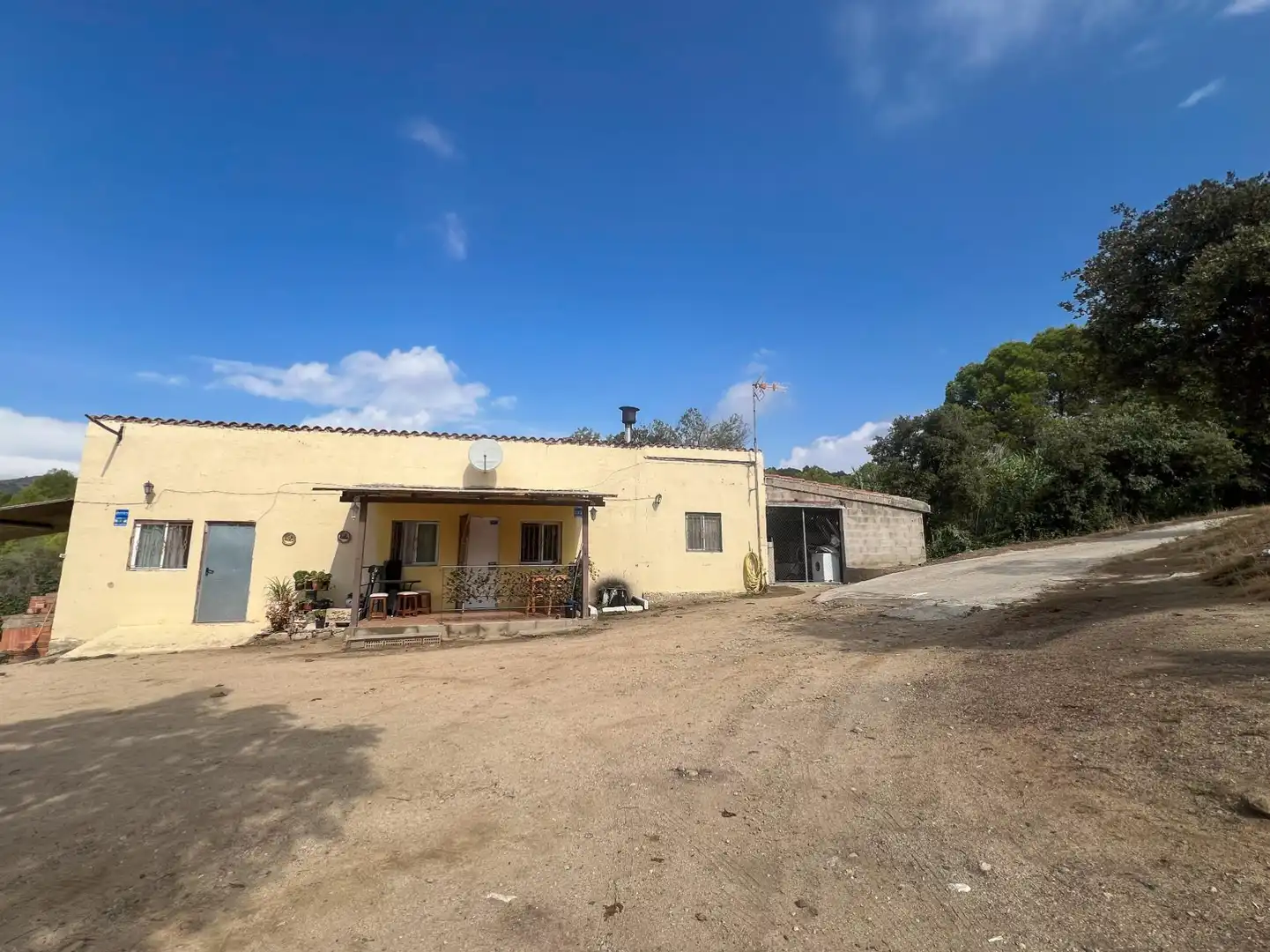 Vista exterior de Finca rústica en venda en Les Borges del Camp amb Jardí privat, Traster i Piscina