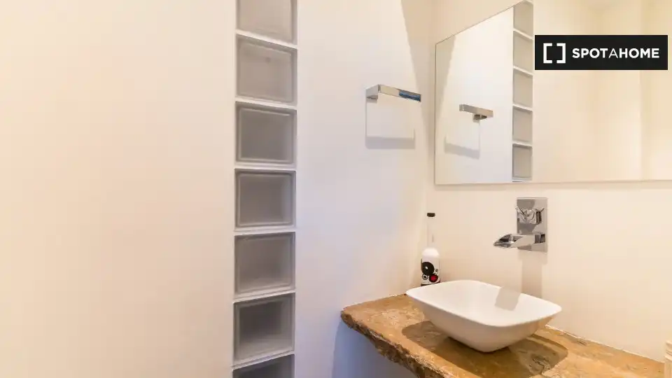 Baño de Estudio para compartir en Madrid con Aire acondicionado, Terraza y Amueblado