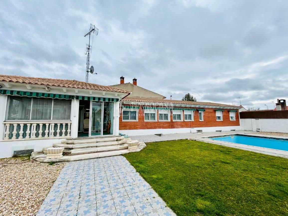 Vista exterior de Casa o xalet en venda en Viana de Cega amb Calefacció i Jardí privat