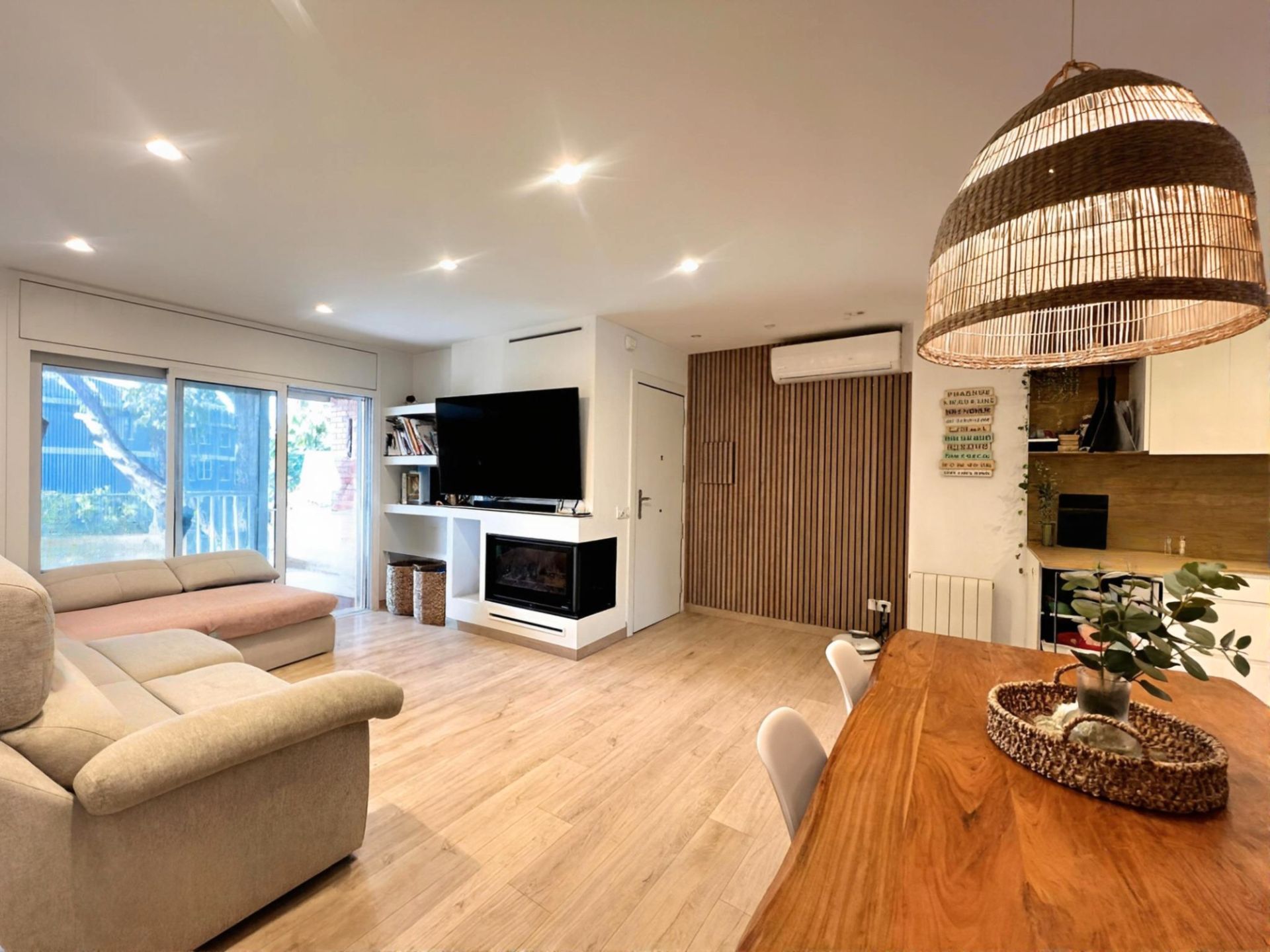 Living room of Flat for sale in Gavà  with Air Conditioner, Heating and Parquet flooring