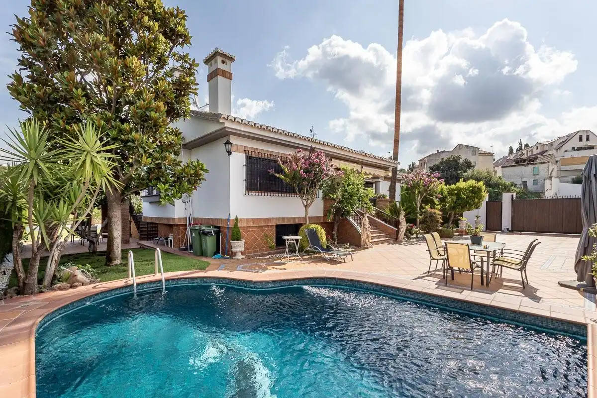 Casa con piscina en venta en Calle ZACATIN