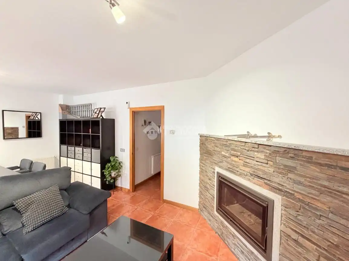 Sala de estar de Casa adosada en venta en Hontanares de Eresma con Calefacción