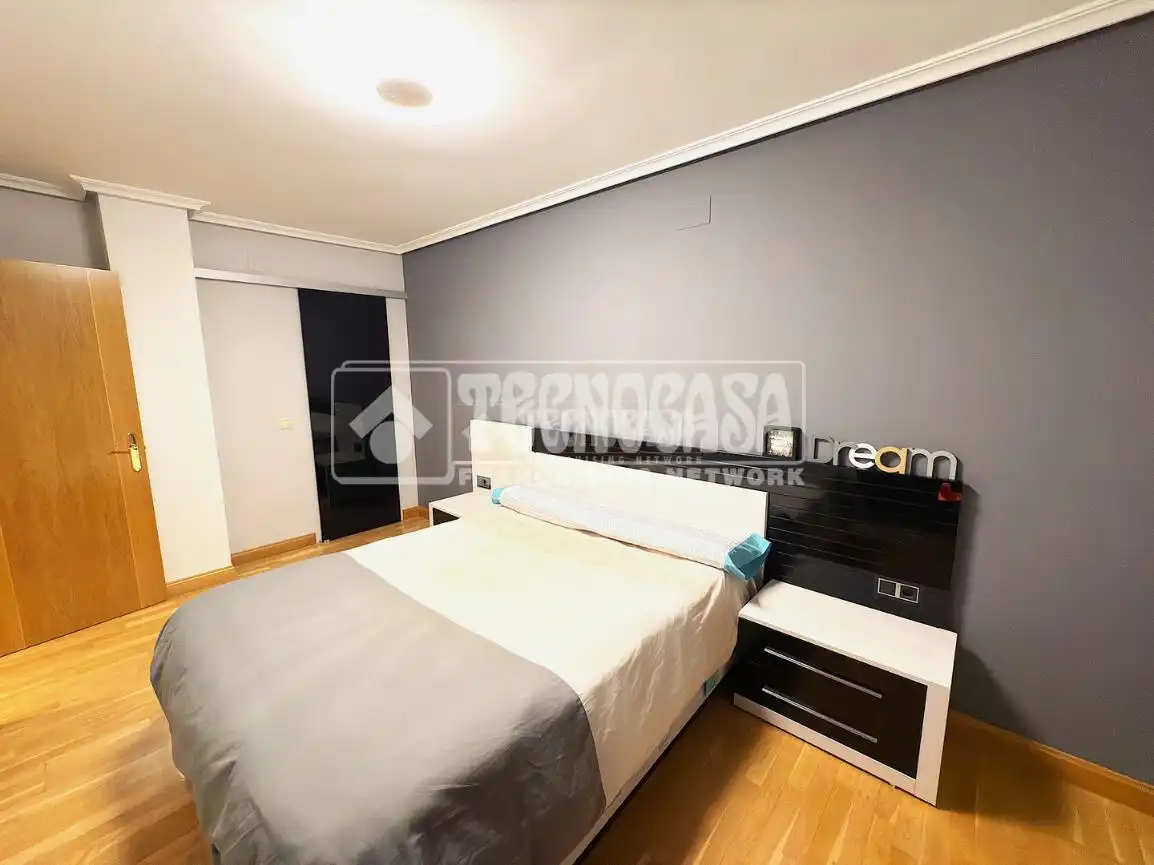 Schlafzimmer von Wohnung zum Verkauf in Cuenca mit Klimaanlage und Parkett