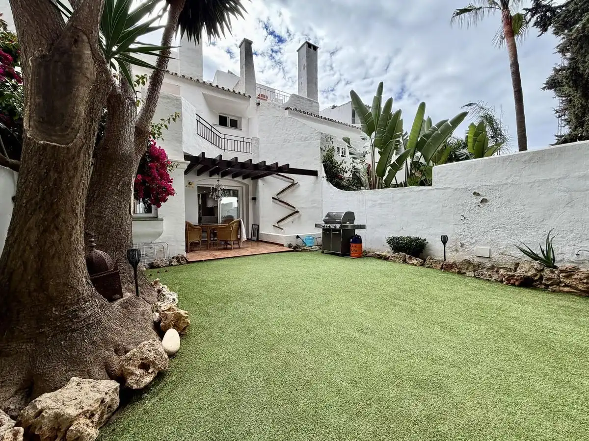 Jardí de Casa adosada en venda en Marbella amb Aire condicionat, Jardí privat i Terrassa