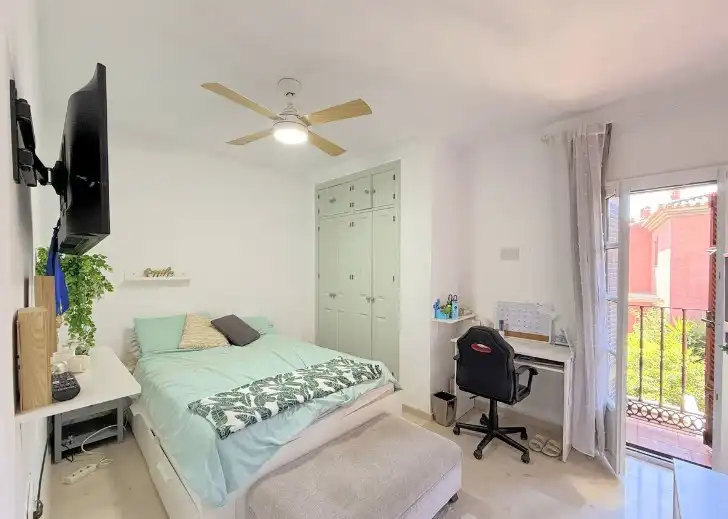 Habitación de Casa adosada en venta en Estepona con Aire acondicionado, Calefacción y Jardín privado