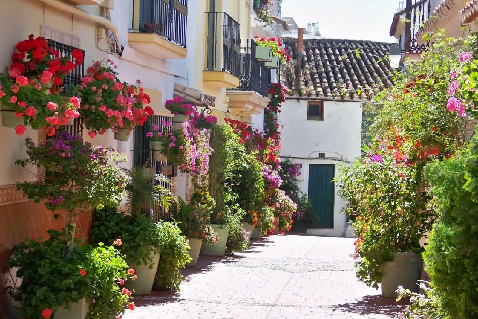 Exterior view of Ground floor for sale in Estepona  with Air Conditioner, Terrace and Swimming Pool