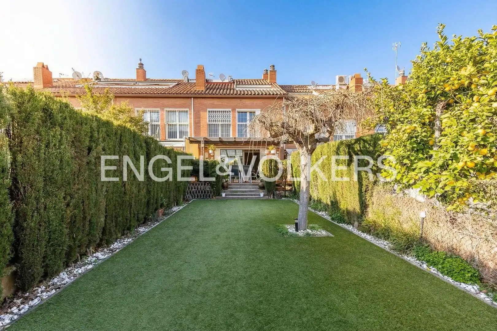 Vista exterior de Casa o xalet en venda en Esplugues de Llobregat amb Aire condicionat, Calefacció i Jardí privat