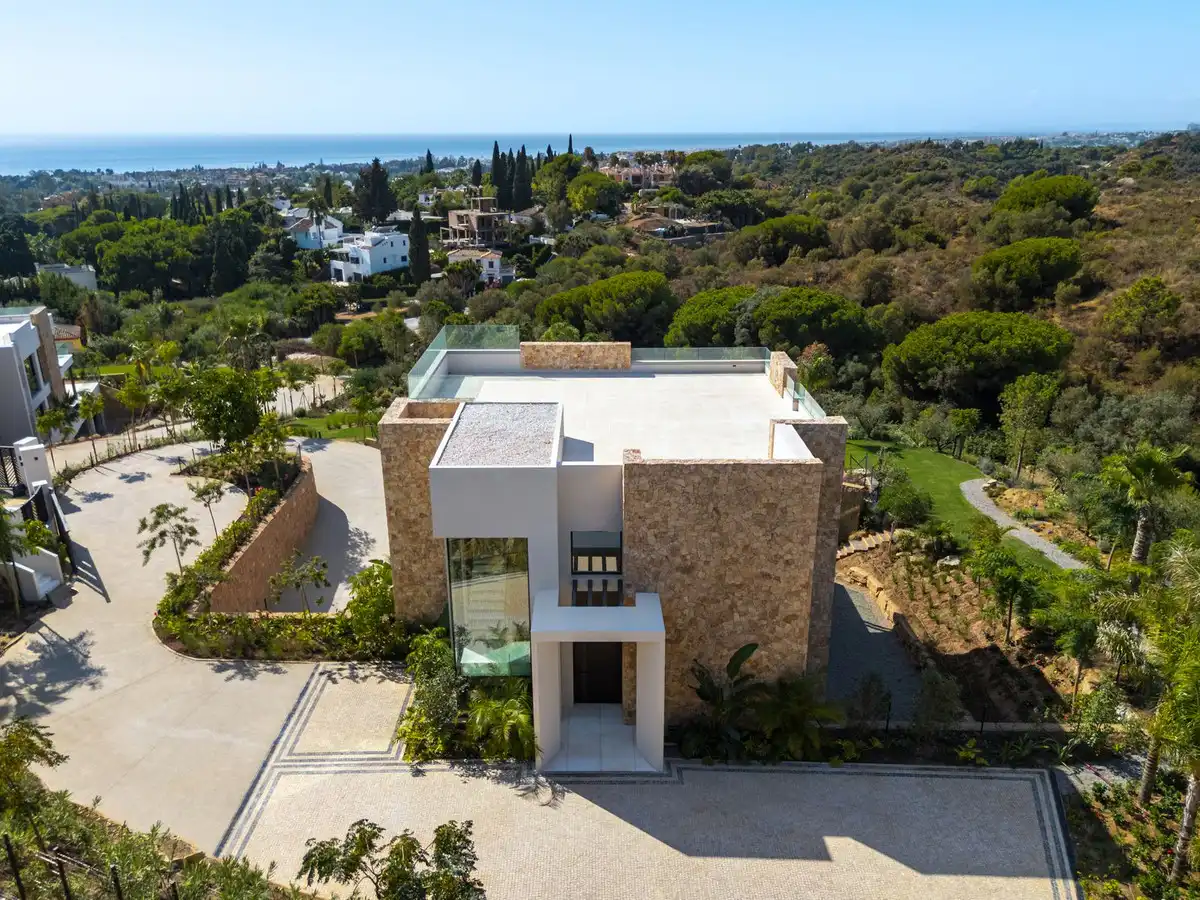 Vista exterior de Casa o xalet en venda en Marbella amb Aire condicionat, Jardí privat i Terrassa