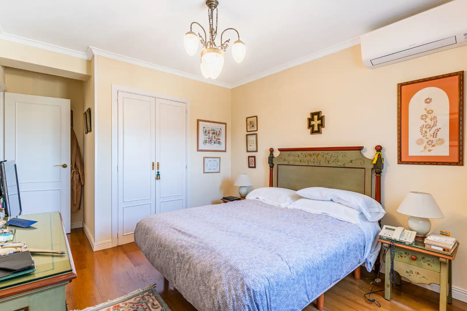 Schlafzimmer von Einfamilien-Reihenhaus zum Verkauf in Las Rozas de Madrid mit Klimaanlage, Heizung und Privatgarten
