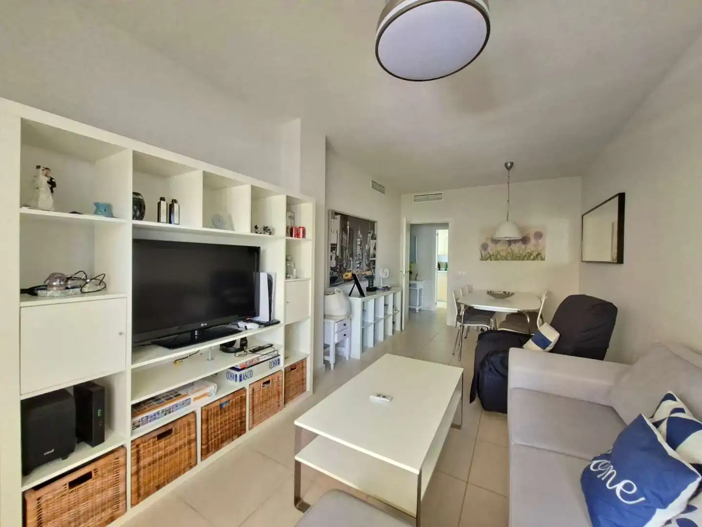 Sala d'estar de Pis de lloguer en Algarrobo amb Aire condicionat, Terrassa i Piscina
