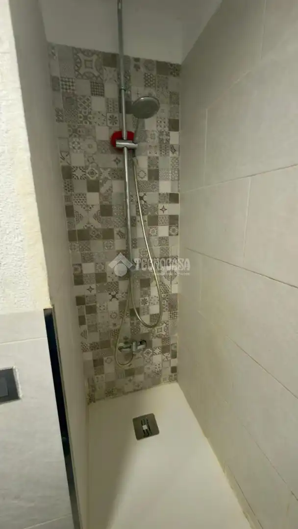 Bany de Pis en venda en Los Barrios amb Aire condicionat i Calefacció