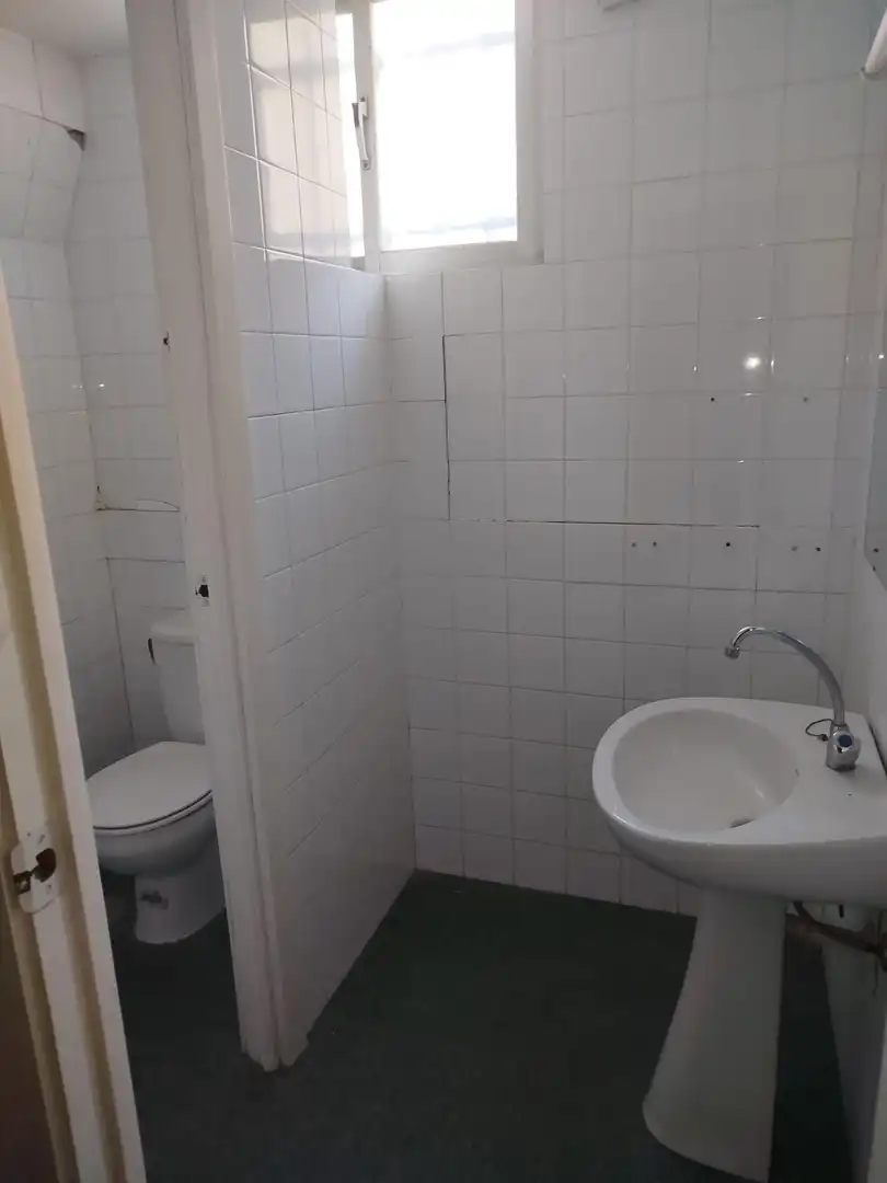 Baño de Local de alquiler en Cádiz con Aire acondicionado