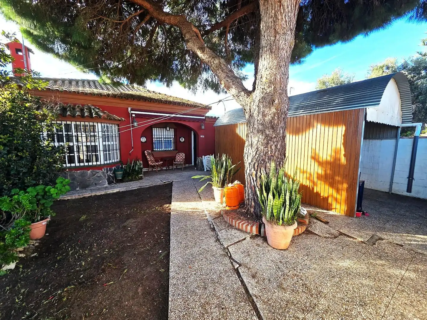 Vista exterior de Casa o xalet en venda en Chiclana de la Frontera amb Jardí privat