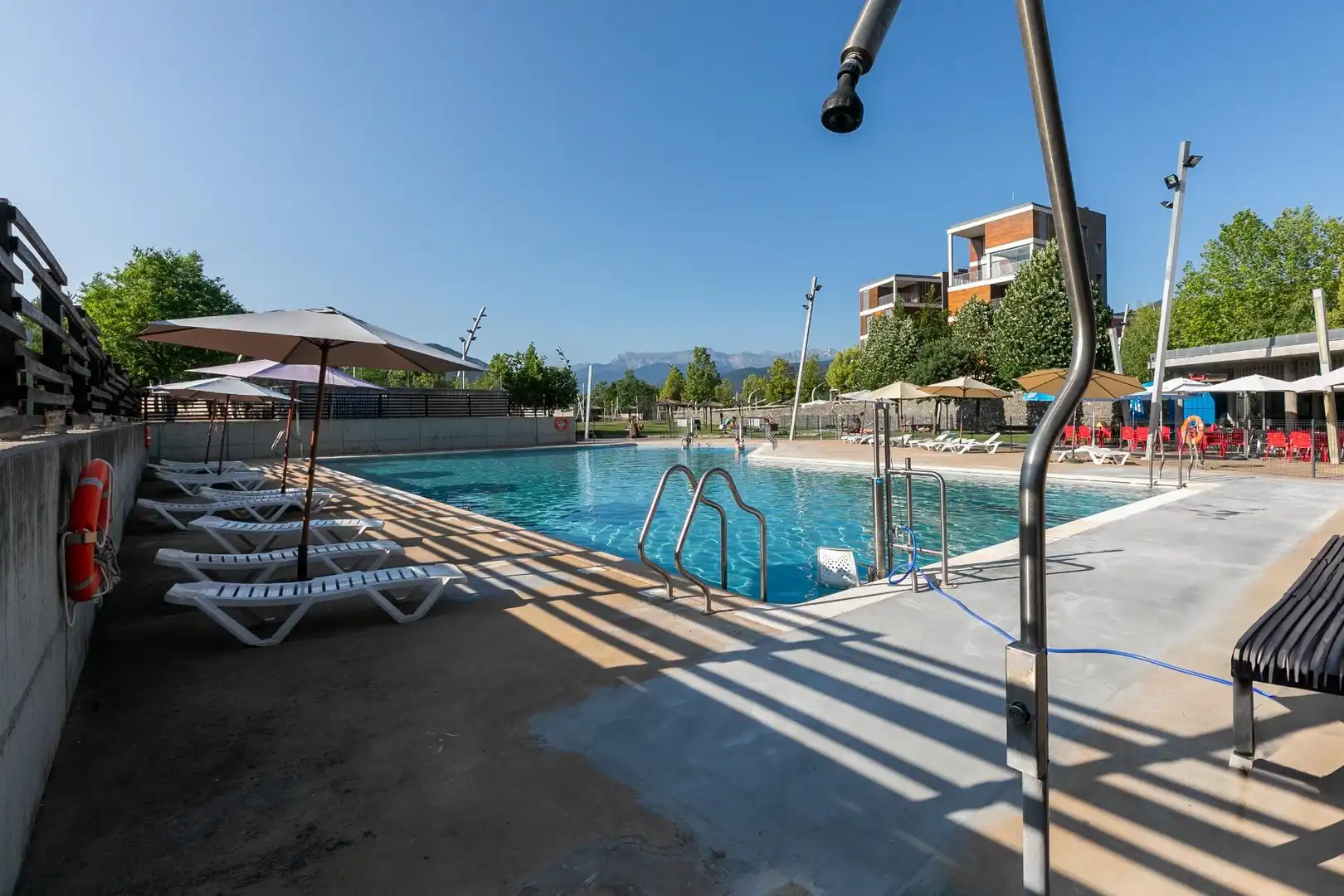 Piscina de Pis en venda en Sabiñánigo amb Calefacció, Parquet i Terrassa