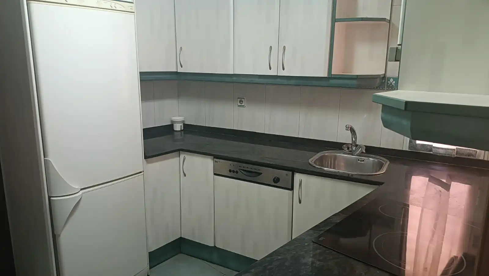 Cuina de Casa adosada en venda en Flix amb Aire condicionat, Calefacció i Terrassa