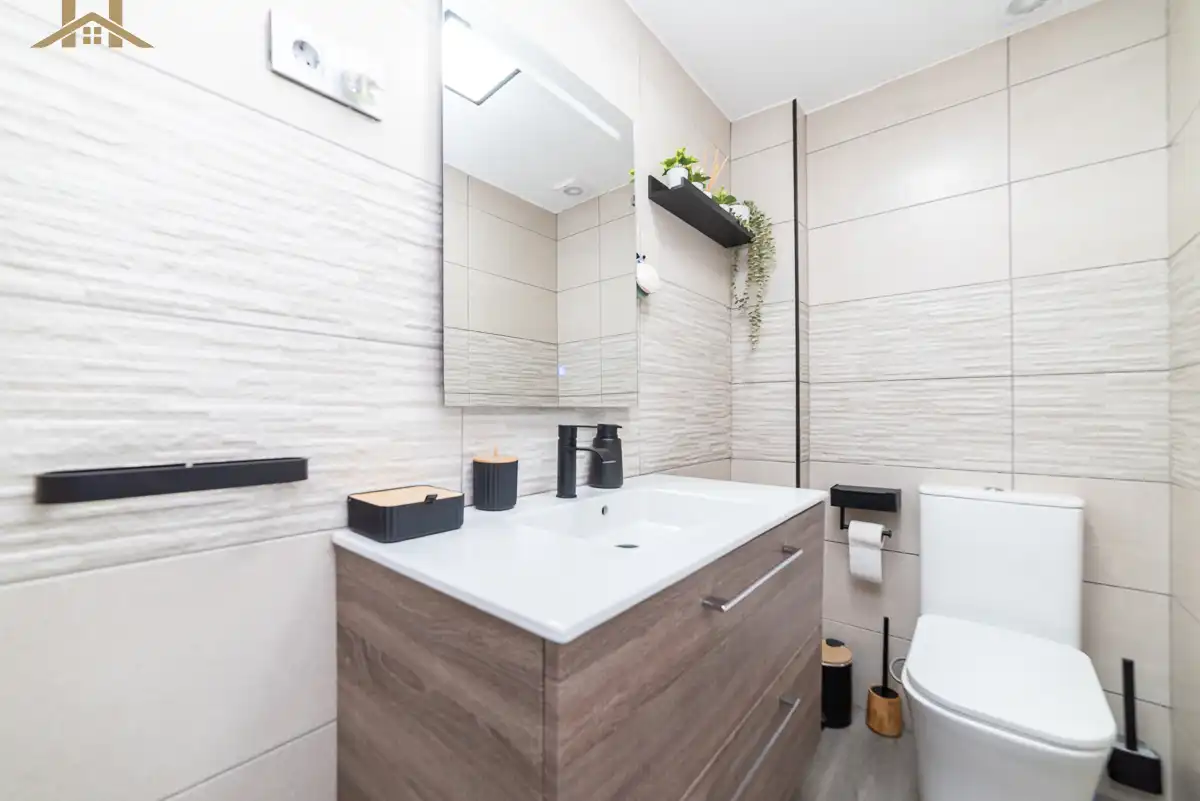 Badezimmer von Maisonette zum Verkauf in Sevilla la Nueva mit Klimaanlage, Terrasse und Abstellraum