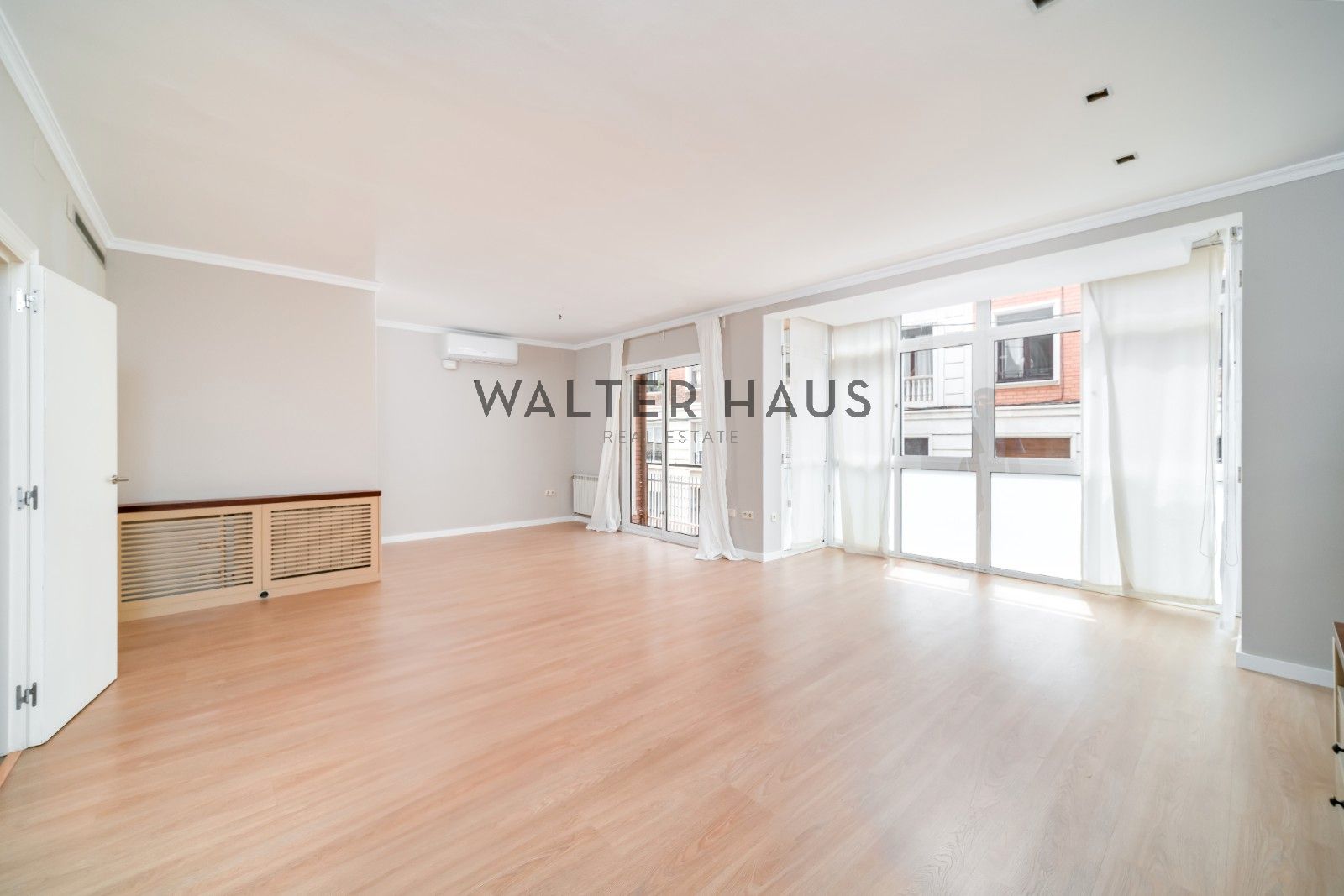 Exterior view of Flat for sale in  Barcelona Capital  with Air Conditioner, Heating and Parquet flooring