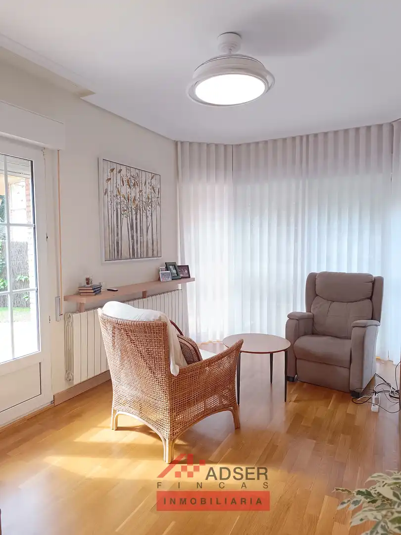 Sala d'estar de Casa o xalet en venda en  Logroño amb Aire condicionat, Calefacció i Jardí privat