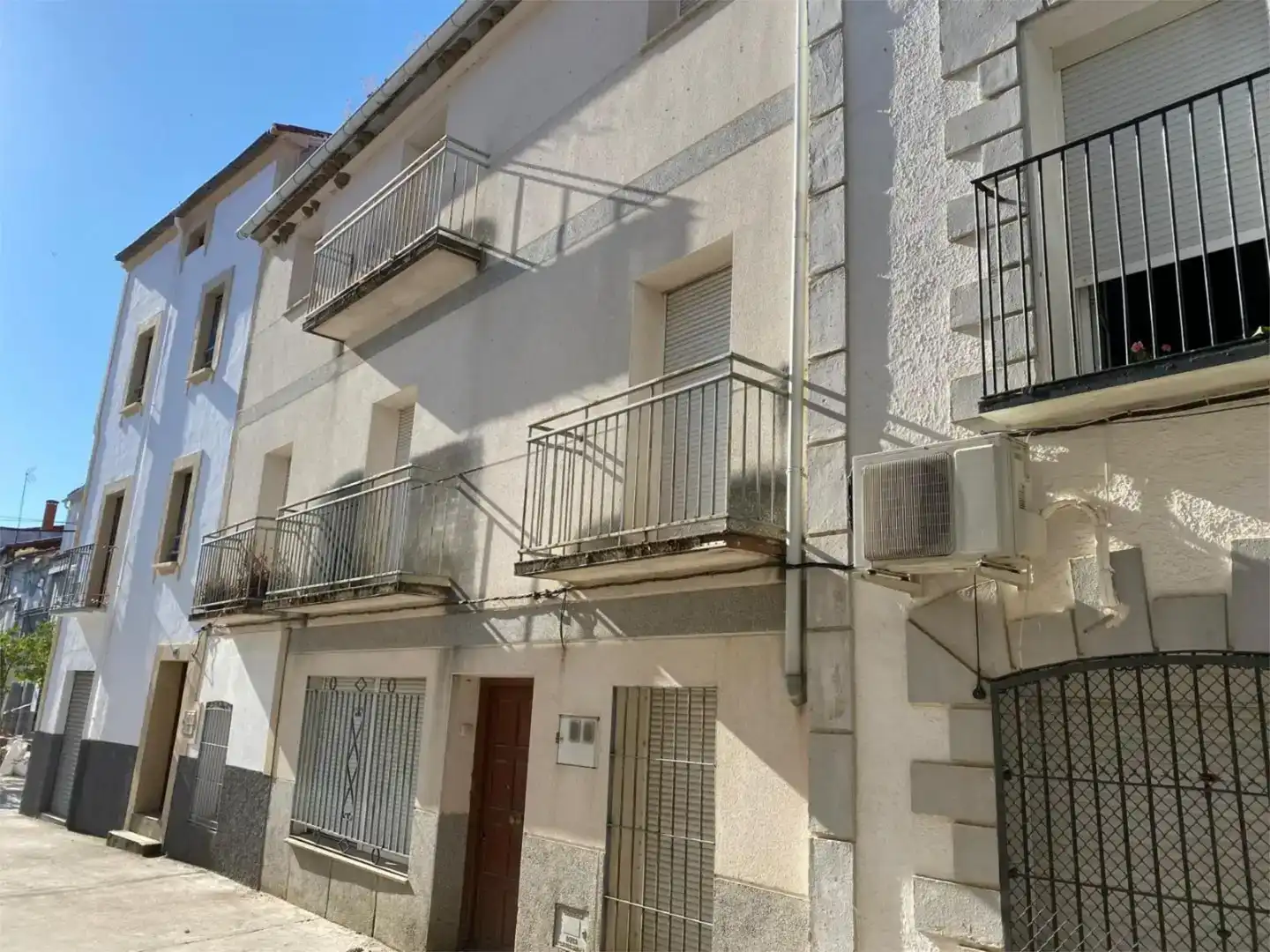 Vista exterior de Casa adosada en venda en Serradilla amb Balcó