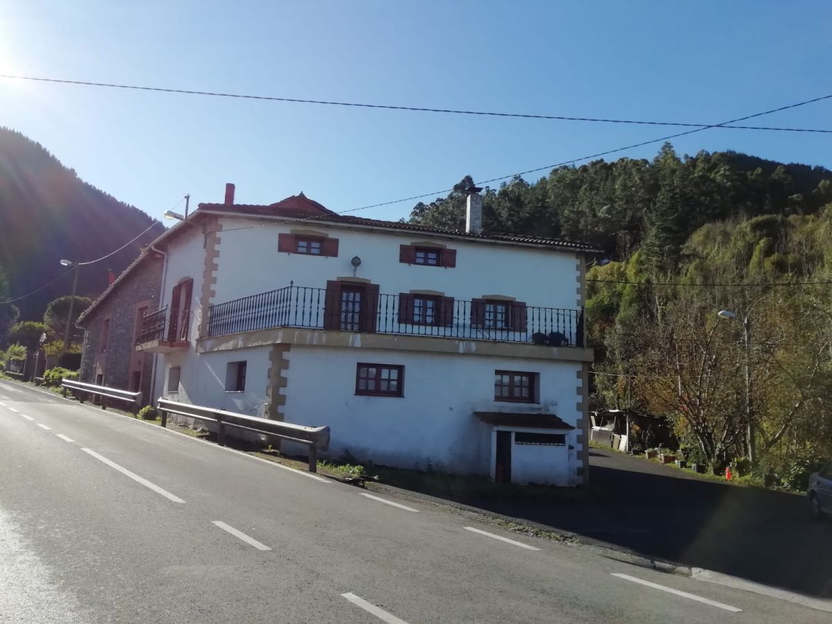 Vista exterior de Casa o xalet de lloguer en Sopuerta amb Calefacció, Terrassa i Balcó