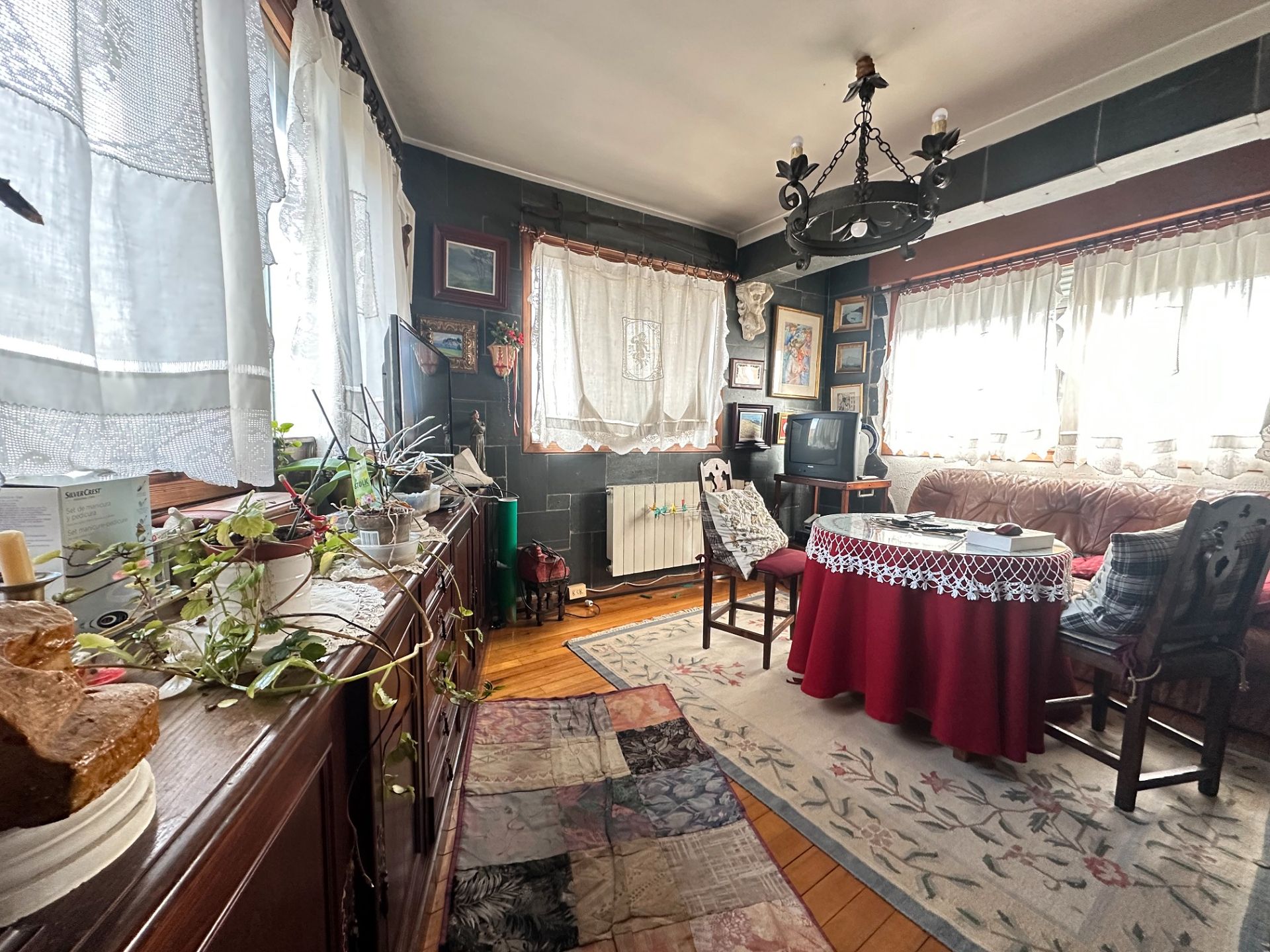 Living room of Flat for sale in Santiago de Compostela   with Heating, Oven and Washing machine