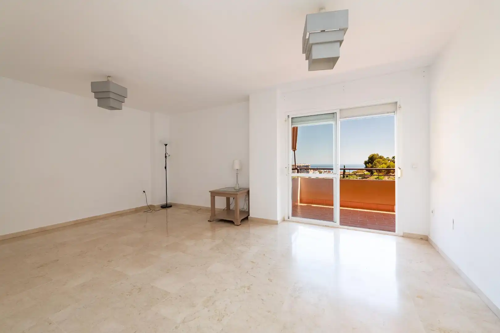 Sala de estar de Piso en venta en Málaga con Aire acondicionado, Terraza y Piscina comunitaria