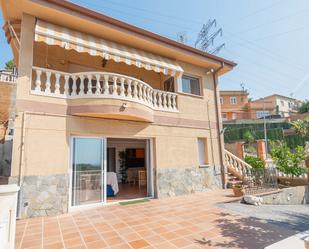 Vista exterior de Casa o xalet en venda en Sant Boi de Llobregat amb Calefacció, Jardí privat i Terrassa