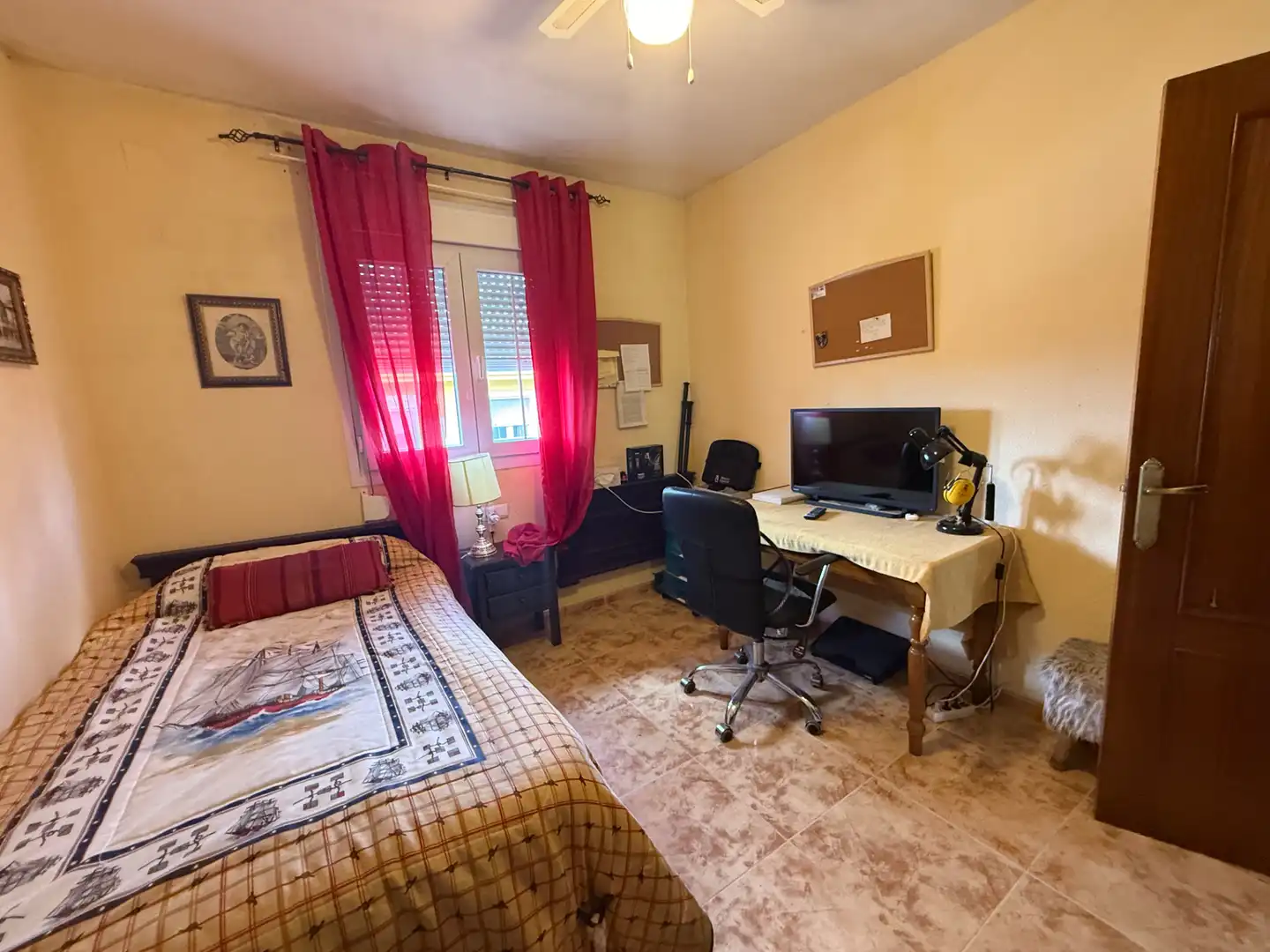Schlafzimmer von Einfamilien-Reihenhaus zum Verkauf in Aljaraque mit Klimaanlage, Heizung und Privatgarten