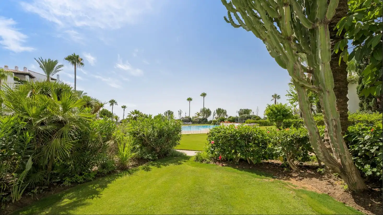 Jardí de Planta baixa en venda en Estepona amb Aire condicionat, Calefacció i Jardí privat