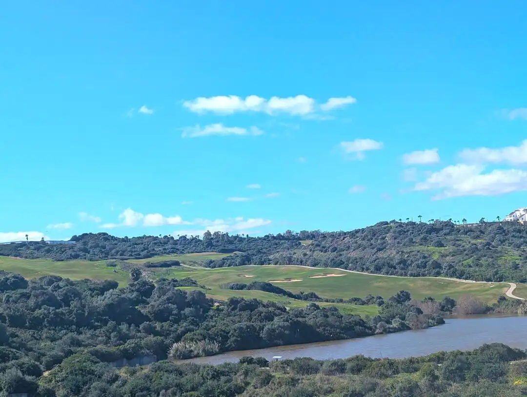 Außenansicht von Dachboden zum Verkauf in La Alcaidesa mit Klimaanlage, Heizung und Terrasse