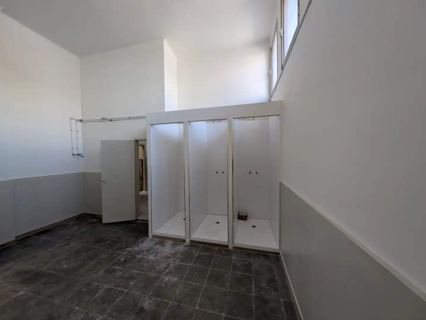 Baño de Nave industrial de alquiler en La Llagosta con Alarma