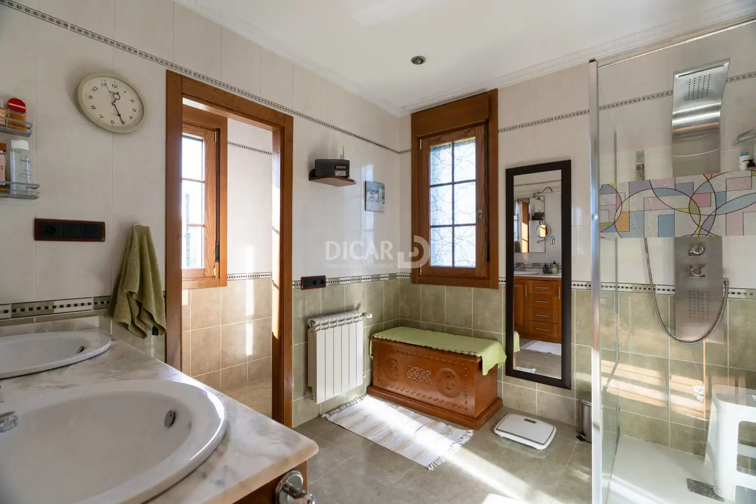 Bany de Casa o xalet en venda en Oviedo  amb Calefacció, Jardí privat i Parquet
