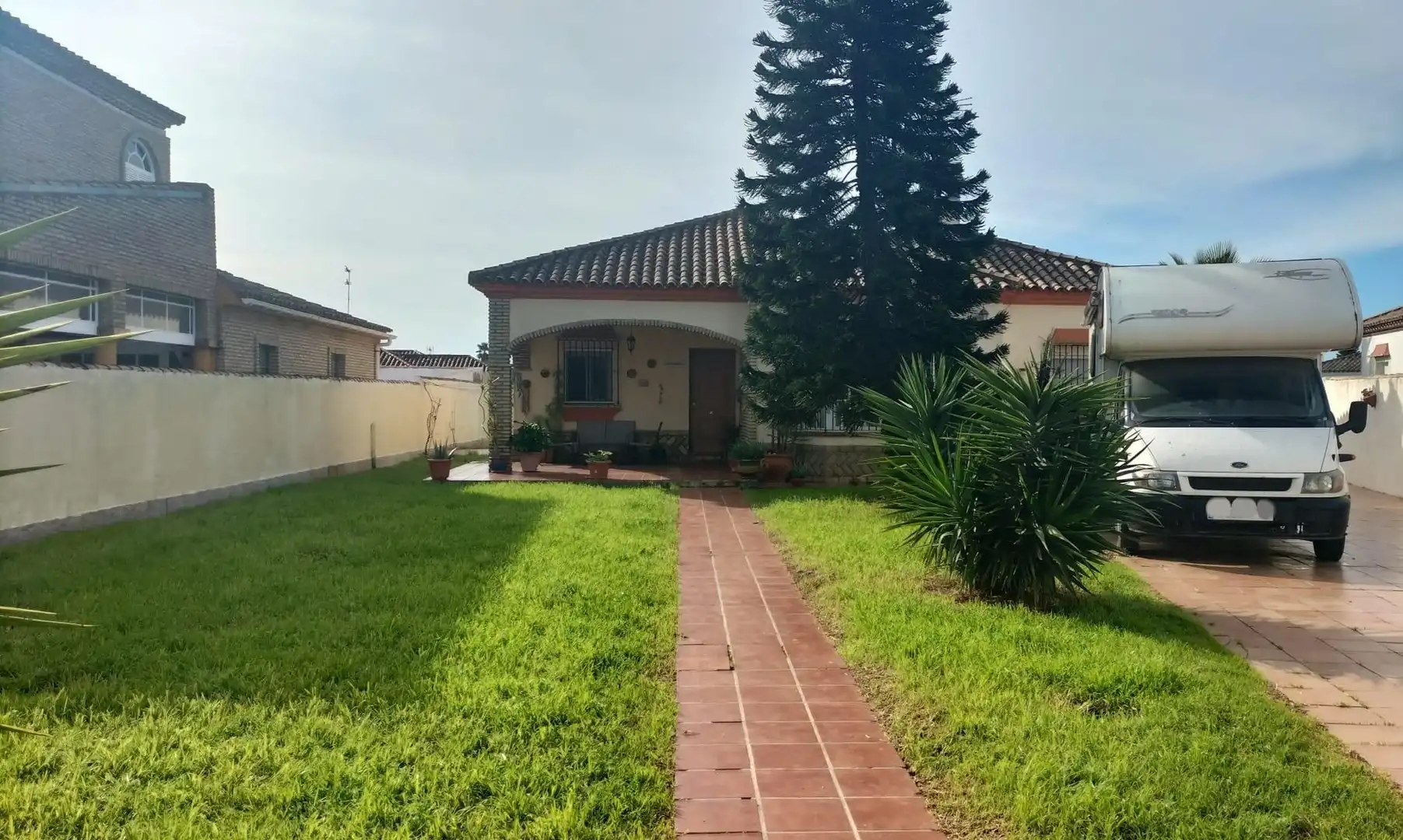 Vista exterior de Casa o xalet en venda en Chiclana de la Frontera amb Piscina comunitària