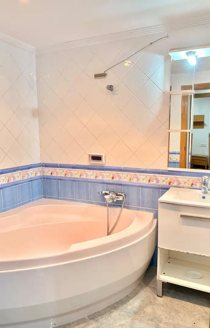 Badezimmer von Wohnungen zum Verkauf in Alcantarilla mit Klimaanlage, Abstellraum und Möbliert