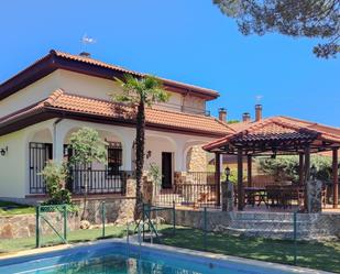 Vista exterior de Casa o xalet de lloguer en Torrelodones amb Terrassa i Piscina