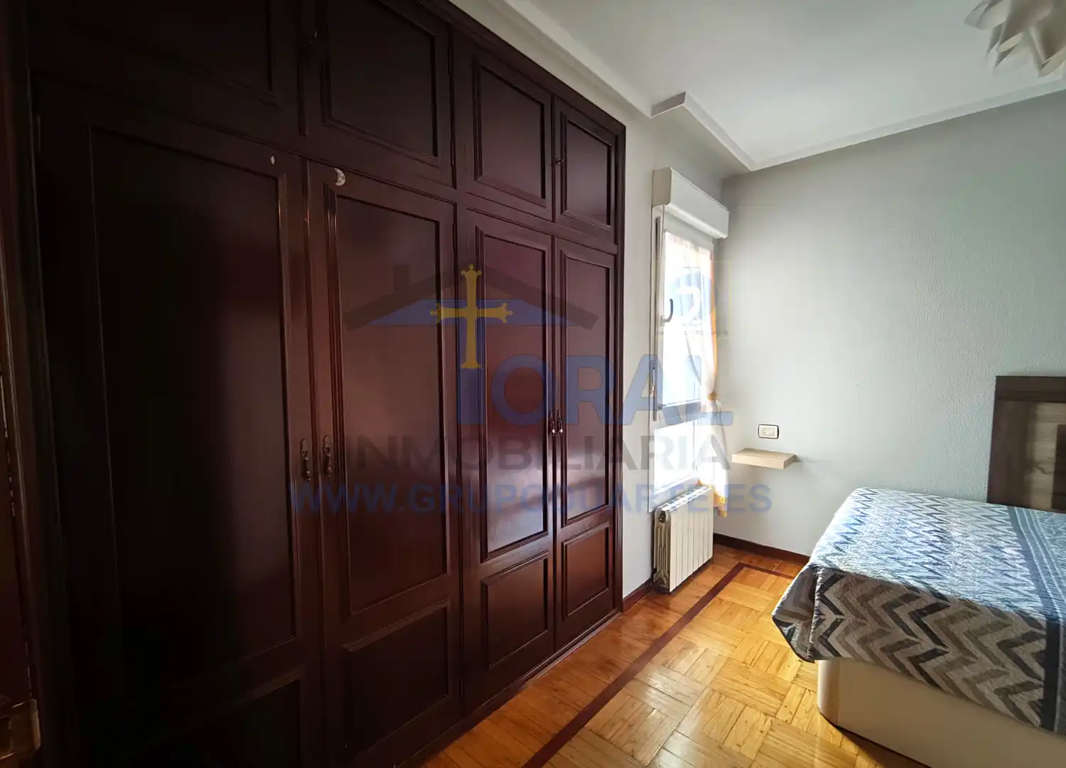 Schlafzimmer von Wohnung zur Miete in Gijón  mit Heizung, Parkett und Möbliert