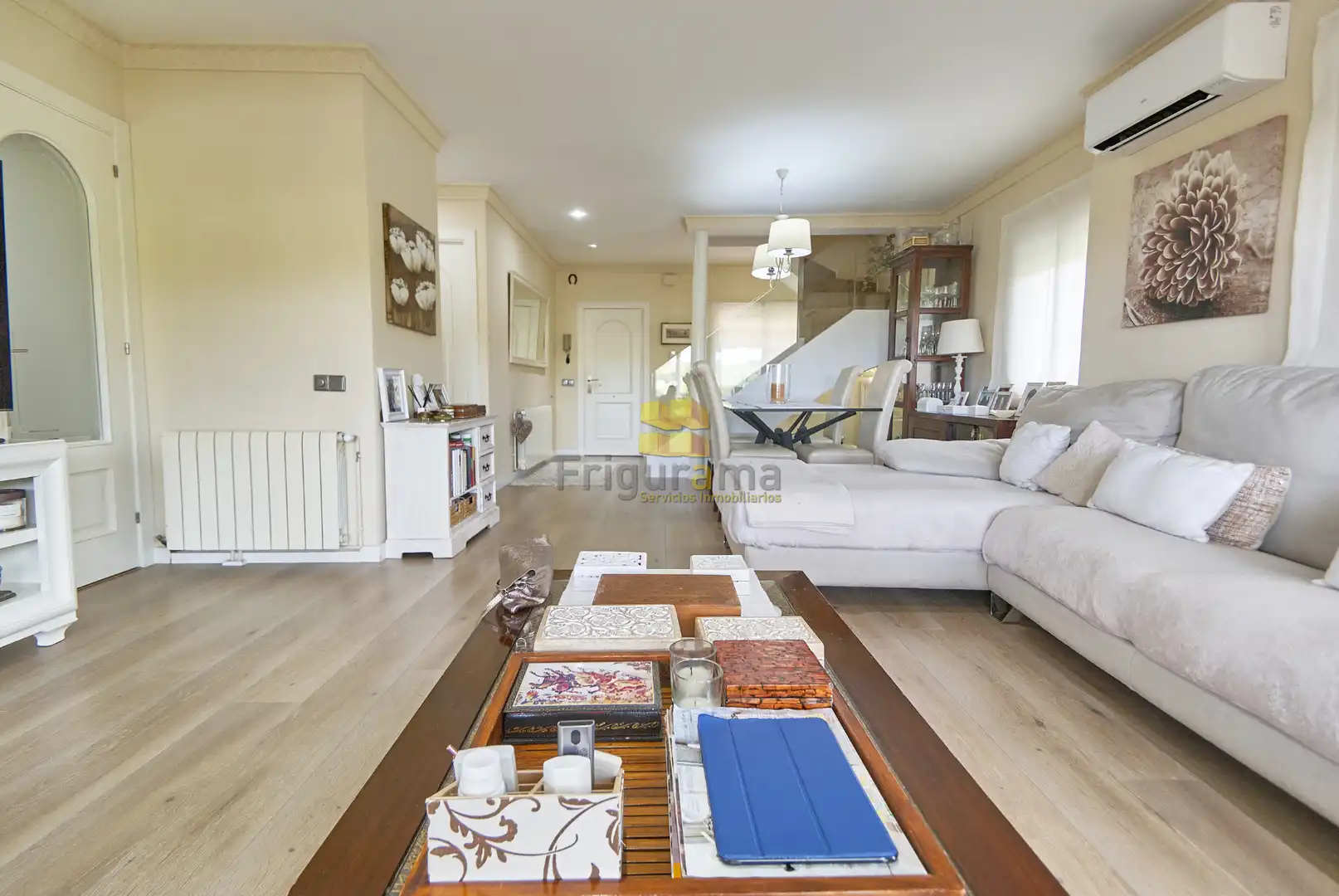 Sala d'estar de Casa o xalet en venda en Castelldefels amb Aire condicionat, Calefacció i Jardí privat