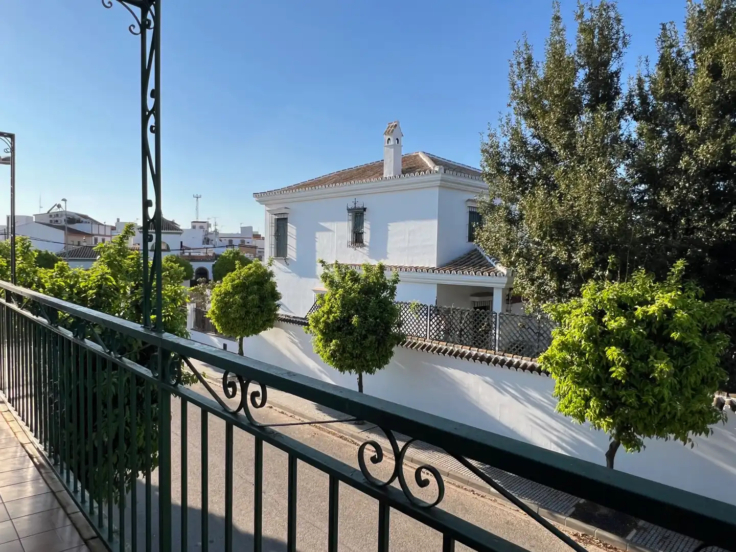 Vista exterior de Casa adosada en venda en Bollullos de la Mitación amb Terrassa