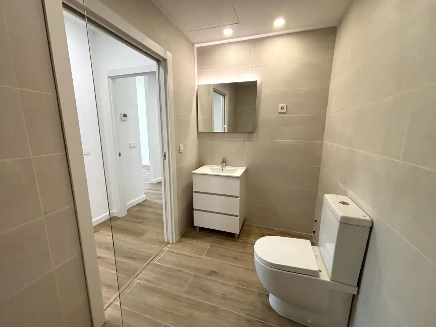 Bathroom of Flat for sale in Girona  with Air Conditioner, Heating and Parquet flooring