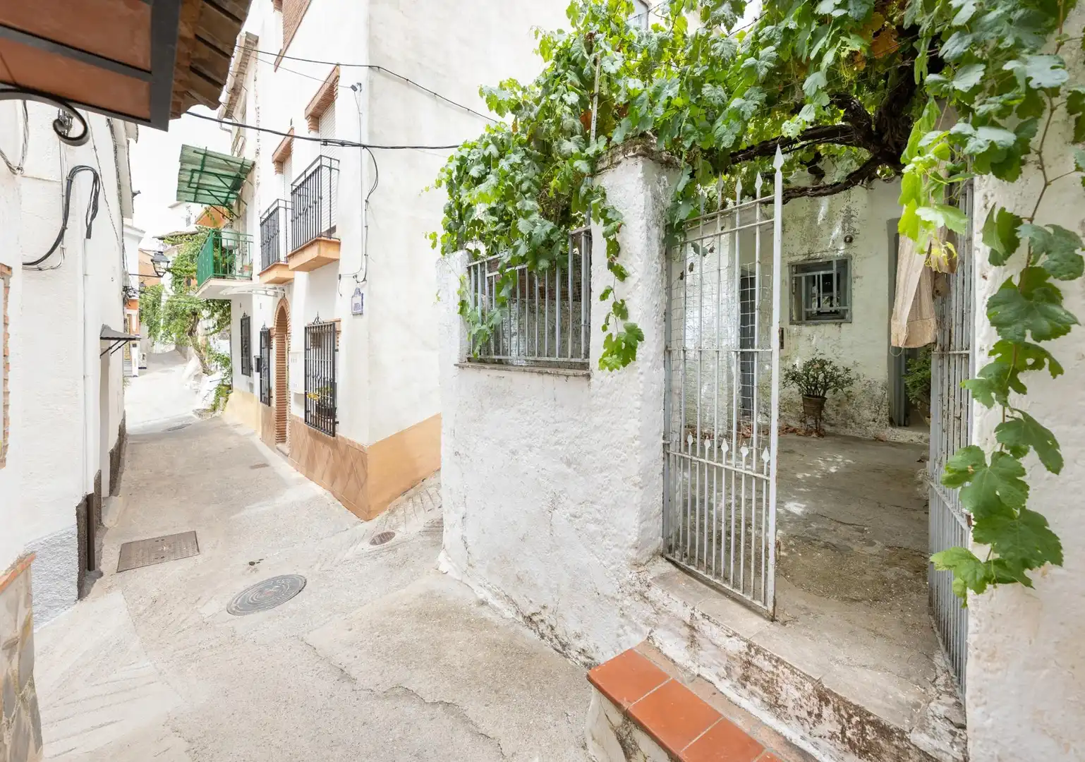 Vista exterior de Casa adosada en venda en Pinos Genil amb Jardí privat