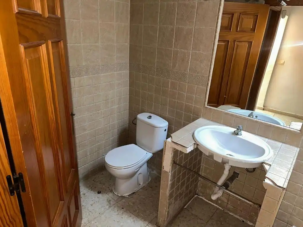 Bany de Casa adosada en venda en San Juan de Aznalfarache amb Alarma